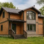 Проект дома «Ф-130» из СИП-панелей, 130 м² — двухэтажный дом с кирпичным фасадом, серой крышей и крыльцом | HotWell.KZ