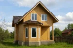 Проект дома «Ф-206» из СИП-панелей, 206 м² — двухэтажный дом с деревянным фасадом, коричневой крышей и крыльцом | HotWell.KZ