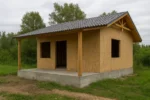 Дом «Г-52», 52 м², 1 этаж, в черновой отделке: коробка из СИП-панелей OSB-3, двускатная кровля из металлочерепицы, проёмы без окон и дверей
