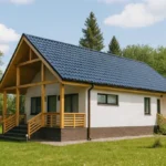 Проект дома «Г-83В» из СИП-панелей, 83 м² — одноэтажный дом с белым фасадом, синей крышей и крытой террасой | HotWell.KZ