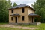 Дом «Х-168», 168 м², 2 этажа, в черновой отделке: коробка из СИП-панелей OSB-3, вальмовая кровля из металлочерепицы, проёмы без окон и дверей, в проёмах видны сосновые балки перекрытия