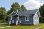 Проект дома «Х-75» из СИП-панелей, 75 м² — одноэтажный дом с синим сайдингом, синей крышей и крытым крыльцом | HotWell.KZ