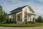 Проект дома «Х-78» из СИП-панелей, 78 м² — двухэтажный дом с белым фасадом, черной крышей и террасой | HotWell.KZ