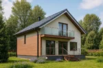 Проект дома «И-189Б» из СИП-панелей, 189 м² — двухэтажный дом с бежевым фасадом, серой крышей и балконом | HotWell.KZ