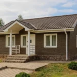 Проект дома «И-67» из СИП-панелей, 67 м² — одноэтажный дом с коричневым фасадом, коричневой крышей и крытым крыльцом | HotWell.KZ