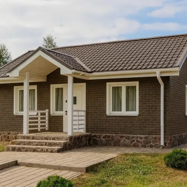 Проект дома «И-67» из СИП-панелей, 67 м² — одноэтажный дом с коричневым фасадом, коричневой крышей и крытым крыльцом | HotWell.KZ