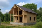 Дом «К-150Б», 150 м², 1.5 этажа, в черновой отделке: коробка из СИП-панелей OSB-3, двускатная кровля из металлочерепицы, проёмы без окон и дверей, в проёмах видны сосновые балки перекрытия