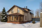 Проект дома «К-164Б» из СИП-панелей, 164 м² — двухэтажный дом с бежевым фасадом, коричневой крышей и террасой | HotWell.KZ