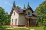 Проект дома «К-171В» из СИП-панелей, 171 м² — двухэтажный дом с бежевым фасадом, коричневой крышей и крытым крыльцом | HotWell.KZ