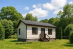 Проект дома «К-48» из СИП-панелей, 48 м² — одноэтажный дом с бежевым фасадом, черной крышей и крыльцом | HotWell.KZ