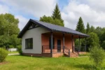 Проект дома «К-55» из СИП-панелей, 55 м² — одноэтажный дом с бежевым фасадом, серой крышей и крытым крыльцом | HotWell.KZ