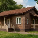 Проект дома «К-72» из СИП-панелей, 72 м² — одноэтажный дом с кирпичным фасадом, коричневой крышей и крытым крыльцом | HotWell.KZ