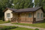Проект дома «К-82Б» из СИП-панелей, 82 м² — одноэтажный дом с бежевым фасадом, коричневой крышей и крытым крыльцом | HotWell.KZ
