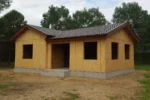 Дом «К-82В», 82 м², 1 этаж, в черновой отделке: коробка из СИП-панелей OSB-3, двускатная кровля из металлочерепицы, проёмы без окон и дверей