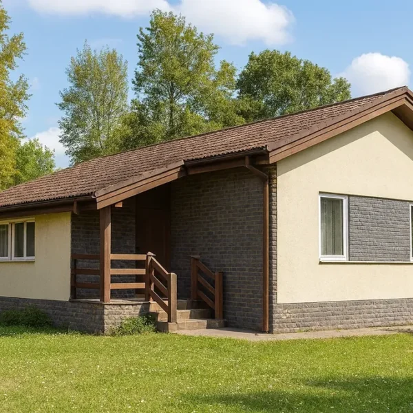 Проект дома «К-84» из СИП-панелей, 84 м² — одноэтажный дом с бежевым фасадом, коричневой крышей и крыльцом | HotWell.KZ