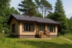Проект дома «К-93» из СИП-панелей, 93 м² — одноэтажный дом с деревянным фасадом, темной крышей и крыльцом | HotWell.KZ