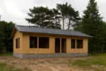 Дом «К-93», 93 м², 1 этаж, в черновой отделке: коробка из СИП-панелей OSB-3, двускатная кровля из металлочерепицы, проёмы без окон и дверей