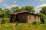 Проект дома «К-97» из СИП-панелей, 97 м² — одноэтажный дом с коричневым фасадом, коричневой крышей и крыльцом | HotWell.KZ