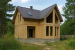 Дом «Л-128Б», 128 м², 1.5 этажа, в черновой отделке: коробка из СИП-панелей OSB-3, двускатная кровля из металлочерепицы, проёмы без окон и дверей, в проёмах видны сосновые балки перекрытия