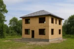 Дом «Л-136», 136 м², 2 этажа, в черновой отделке: коробка из СИП-панелей OSB-3, вальмовая кровля из металлочерепицы, проёмы без окон и дверей, в проёмах видны сосновые балки перекрытия