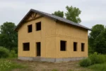 Дом «Л-153Б», 153 м², 1.5 этажа, в черновой отделке: коробка из СИП-панелей OSB-3, двускатная кровля из металлочерепицы, проёмы без окон и дверей, в проёмах видны сосновые балки перекрытия