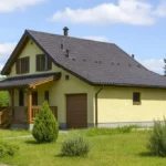 Проект дома «Л-161» из СИП-панелей, 161 м² — двухэтажный дом с жёлтым фасадом, коричневой крышей и крыльцом | HotWell.KZ