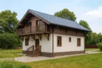 Проект дома «Л-165» из СИП-панелей, 165 м² — двухэтажный дом с белым фасадом, синим металлическим крышей и балконом | HotWell.KZ