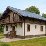 Проект дома «Л-165» из СИП-панелей, 165 м² — двухэтажный дом с белым фасадом, синим металлическим крышей и балконом | HotWell.KZ