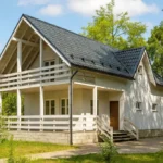 Проект дома «Л-174» из СИП-панелей, 174 м² — двухэтажный дом с белым фасадом, черной крышей и балконом | HotWell.KZ