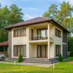 Проект дома «Л-178» из СИП-панелей, 178 м² — двухэтажный дом с бежевым фасадом, коричневой крышей и балконом | HotWell.KZ