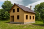 Дом «Л-180», 180 м², 1.5 этажа, в черновой отделке: коробка из СИП-панелей OSB-3, двускатная кровля из металлочерепицы, проёмы без окон и дверей, в проёмах видны сосновые балки перекрытия