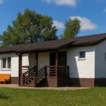 Проект дома «Л-78» из СИП-панелей, 78 м² — одноэтажный дом с белым фасадом, коричневой крышей и крытым крыльцом | HotWell.KZ