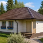 Проект дома «Л-92» из СИП-панелей, 92 м² — одноэтажный дом с белым фасадом, коричневой крышей и крыльцом | HotWell.KZ