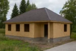 Дом «Л-92», 92 м², 1 этаж, в черновой отделке: коробка из СИП-панелей OSB-3, вальмовая кровля из металлочерепицы, проёмы без окон и дверей