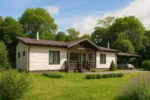 Проект дома «Л-93» из СИП-панелей, 93 м² — одноэтажный дом с белым фасадом, коричневой крышей и террасой | HotWell.KZ