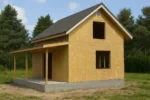 Дом «М-100В», 100 м², 1.5 этажа, в черновой отделке: коробка из СИП-панелей OSB-3, двускатная кровля из металлочерепицы, проёмы без окон и дверей, в проёмах видны сосновые балки перекрытия