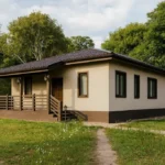 Проект дома «М-112Б» из СИП-панелей, 112 м² — одноэтажный дом с бежевым фасадом, коричневой крышей и террасой | HotWell.KZ