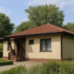 Проект дома «М-121» из СИП-панелей, 121 м² — одноэтажный дом с бежевым фасадом, коричневой крышей и крыльцом | HotWell.KZ