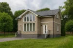 Проект дома «М-125Б» из СИП-панелей, 125 м² — двухэтажный дом с бежевым фасадом, серой крышей и панорамными окнами | HotWell.KZ