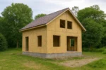 Дом «М-148», 148 м², 1.5 этажа, в черновой отделке: коробка из СИП-панелей OSB-3, двускатная кровля из металлочерепицы, проёмы без окон и дверей, в проёмах видны сосновые балки перекрытия