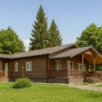 Проект дома «М-189» из СИП-панелей, 189 м² — одноэтажный дом с деревянным фасадом, серой крышей и террасой | HotWell.KZ