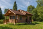 Проект дома «М-71» из СИП-панелей, 71 м² — одноэтажный дом с кирпичным фасадом, коричневой крышей и террасой | HotWell.KZ