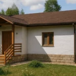 Проект дома «М-79» из СИП-панелей, 79 м² — одноэтажный дом с белым фасадом, коричневой крышей и крытым крыльцом | HotWell.KZ