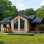 Проект дома «М-90» из СИП-панелей, 90 м² — одноэтажный дом с бежевым фасадом, черной крышей и террасой | HotWell.KZ