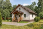 Проект дома «М-93» из СИП-панелей, 93 м² — одноэтажный дом с бежевым фасадом, коричневой крышей и крытым крыльцом | HotWell.KZ