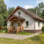 Проект дома «М-93» из СИП-панелей, 93 м² — одноэтажный дом с бежевым фасадом, коричневой крышей и крытым крыльцом | HotWell.KZ