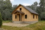 Дом «М-93», 93 м², 1 этаж, в черновой отделке: коробка из СИП-панелей OSB-3, двускатная кровля из металлочерепицы, проёмы без окон и дверей