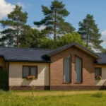 Проект дома «М-95» из СИП-панелей, 95 м² — одноэтажный дом с бежевым фасадом, темной крышей и крыльцом | HotWell.KZ