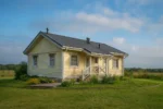 Проект дома «Н-100» из СИП-панелей, 100 м² — одноэтажный дом с жёлтым фасадом, серой крышей и крыльцом | HotWell.KZ
