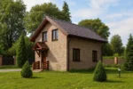 Проект дома «Н-104Б» из СИП-панелей, 104 м² — двухэтажный дом с кирпичным фасадом, коричневой крышей и крыльцом | HotWell.KZ